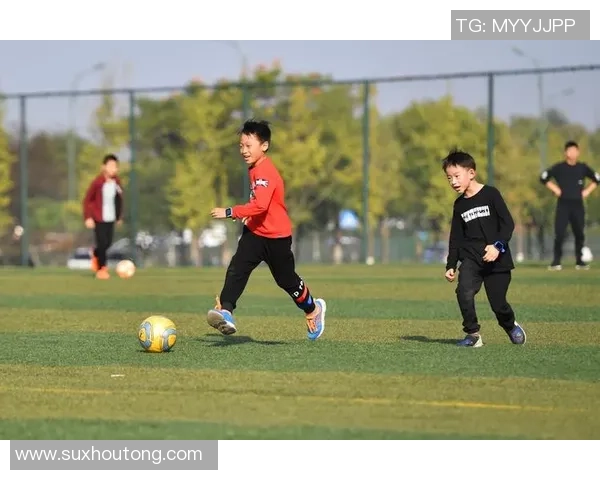 足球明星与孩子们的心灵对话探索梦想与成长的旅程